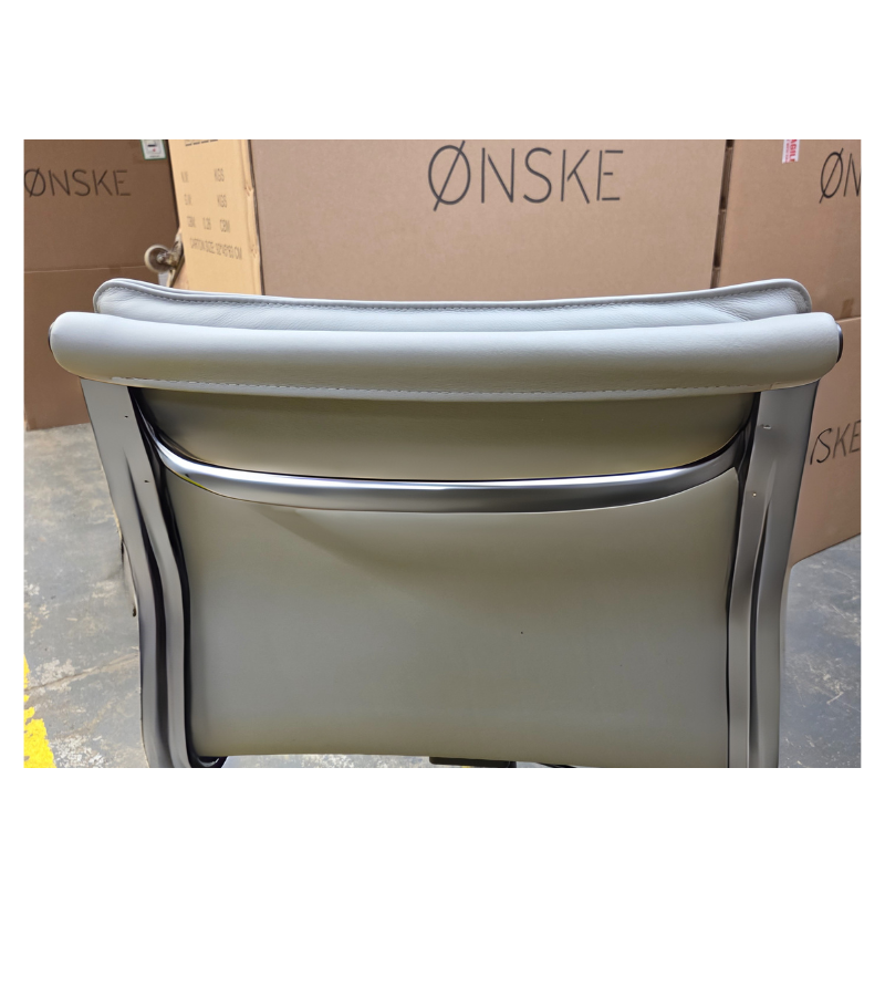 Metallic chair with 'Onske' branding in the background